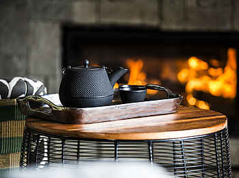 Bisate Lodge: Der Nachmittagstee serviert am Kaminfeuer Bisate Lodge: Der Nachmittagstee serviert am Kaminfeuer