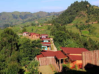Chameleon Hills Lodge: Die Gästechalets liegen in einer Hügelkette
