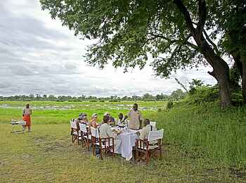 Chichele Presidential Lodge: Lunch an einer Lagune Chichele Presidential Lodge: Lunch an einer Lagune