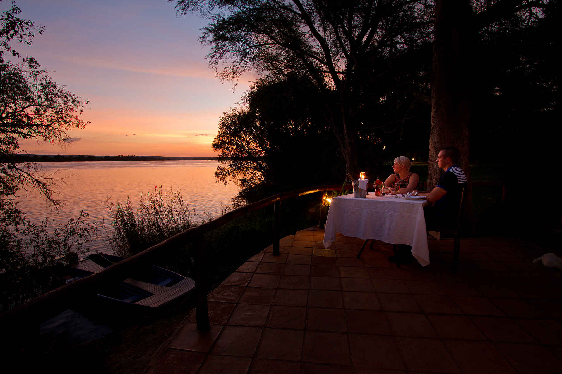 Chundukwa River Lodge, Doug Evans, Gail Kleinschmidt, Reitstall, Viktoriafälle, Abendstimmung, Dinner, Flussufer, Honeymoon, Sambesi, Afrikarma, Afrikarma Safaris, Afrikarma Safaris - Wildnis. Hautnah., Afrikarma.de