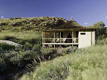 Damaraland Camp: Gästechalet nach einem Sommerregen
