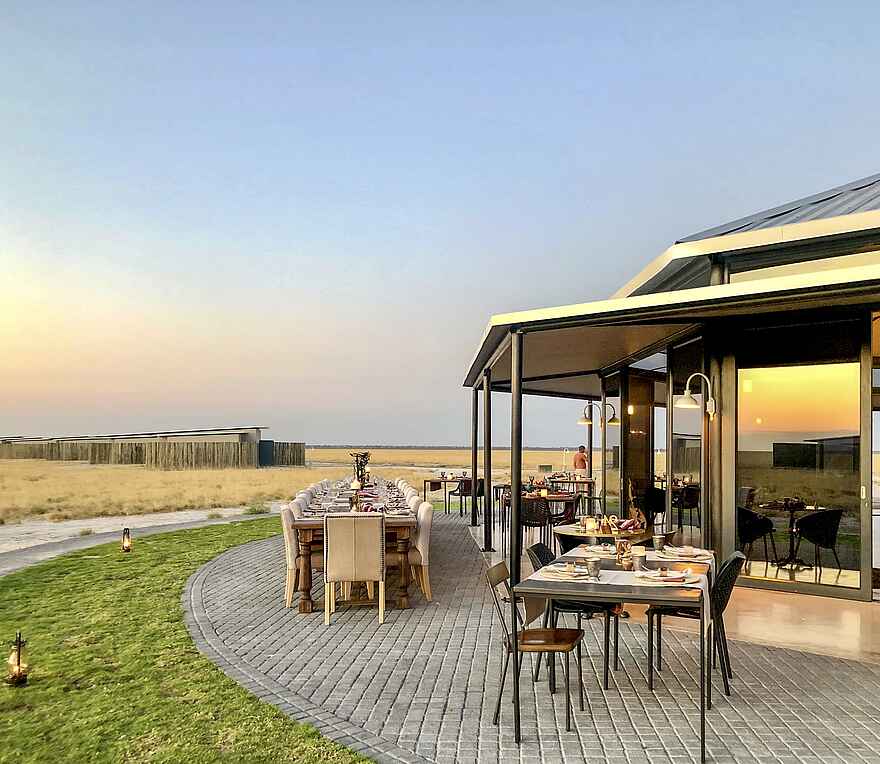 Etosha King Nehale: Die Restaurant Terrasse Etosha King Nehale: Die Restaurant Terrasse