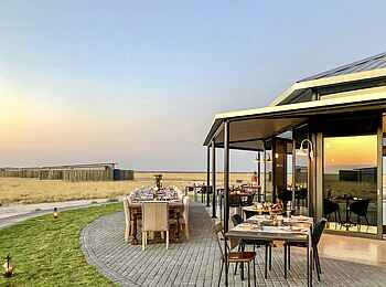 Etosha King Nehale: Die Restaurant Terrasse