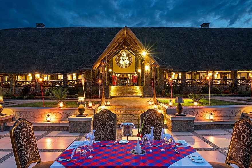 Lake Manyara Kilimamoja Lodge: Dinner in der Poollounge Lake Manyara Kilimamoja Lodge: Dinner in der Poollounge
