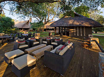 Mfuwe Lodge: Outdoor-Lounge