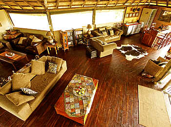 Nehimba Lodge: Lounges im Haupthaus Nehimba Lodge: Lounges im Haupthaus