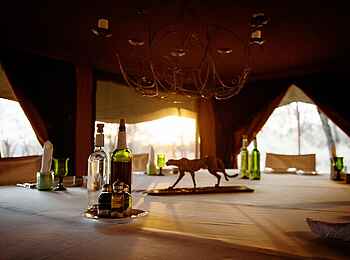 Serian's Serengeti Mobile Kusini Camp: Esstisch