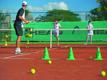 Trou Aux Biches Beachcomber Golf Resort & Spa: Tenniskurs Trou Aux Biches Beachcomber Golf Resort & Spa: Tenniskurs