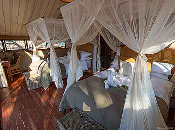 Tum Tum Treehouse Lodge: Crombec Suite Bett