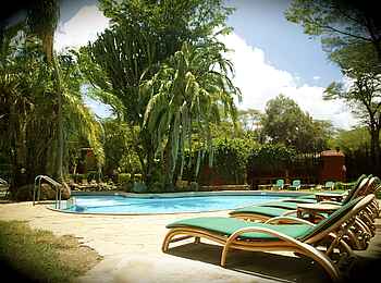 Amboseli Serena Safari Lodge: Der Pool mit Liegebereich Amboseli Serena Safari Lodge: Der Pool mit Liegebereich