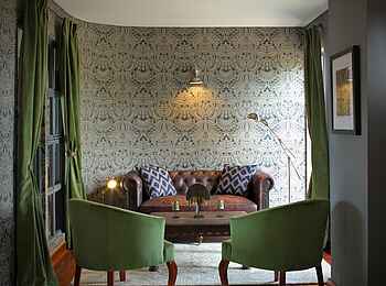 Latitude 0: Sessel in The Den Latitude 0: Sessel in The Den