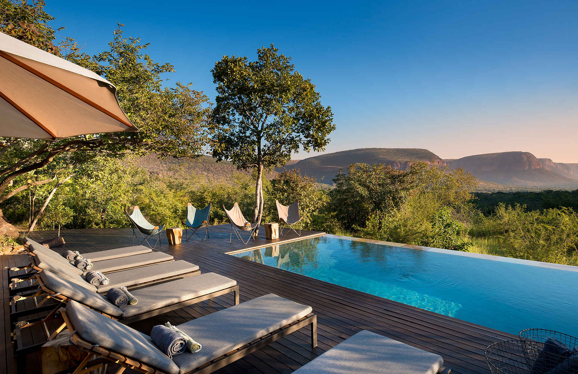 Marataba Mountain Lodge: Pool mit Liegen und Schirmen