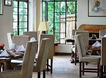 Clouds Mountain Gorilla Lodge: Im Restaurant