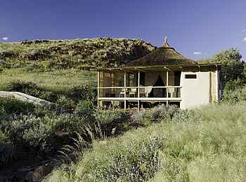 Damaraland Camp: Gästebungalow nach einem Sommerregen