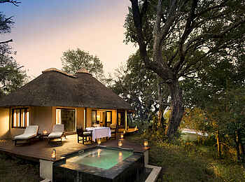 Dulini River Lodge: Privater Pool und Terrasse einer Suite bei Sonnenuntergang
