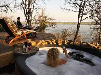 Kasaka River Lodge: Schaumbad beim Honeymoon-Zelt Kasaka River Lodge: Schaumbad beim Honeymoon-Zelt