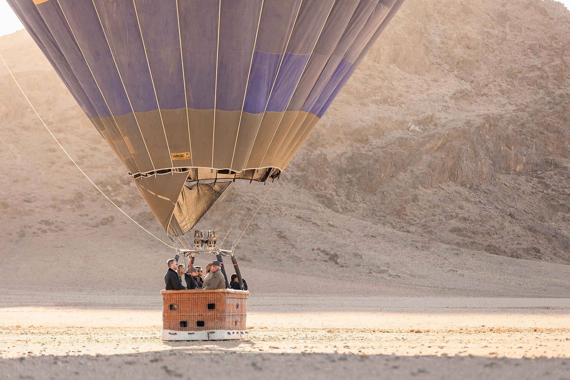 Kulala Desert Lodge: Landung mit dem Heißluftballon Kulala Desert Lodge: Landung mit dem Heißluftballon