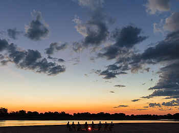 Luambe Camp: Ein Sundowner auf einer Sandbank mit Lagerfeuer Luambe Camp: Ein Sundowner auf einer Sandbank mit Lagerfeuer