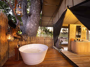 Monachira Camp: Bad mit Außenbadewanne Monachira Camp: Bad mit Außenbadewanne