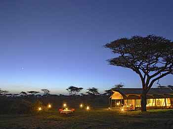 Serengeti under Canvas: Dinner vor einem Gästezelt Serengeti under Canvas: Dinner vor einem Gästezelt