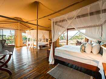 Tlouwana Camp: Blick in die Familien Suite Tlouwana Camp: Blick in die Familien Suite