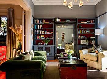 Welgelegen House: Lounge mit kleiner Bibliothek Welgelegen House: Lounge mit kleiner Bibliothek