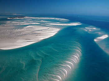 Azura Marlin Beach: Sandbänke bei Ebbe