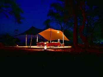 Chula Island Flycamp: Hauptzelt bei Nacht Chula Island Flycamp: Hauptzelt bei Nacht