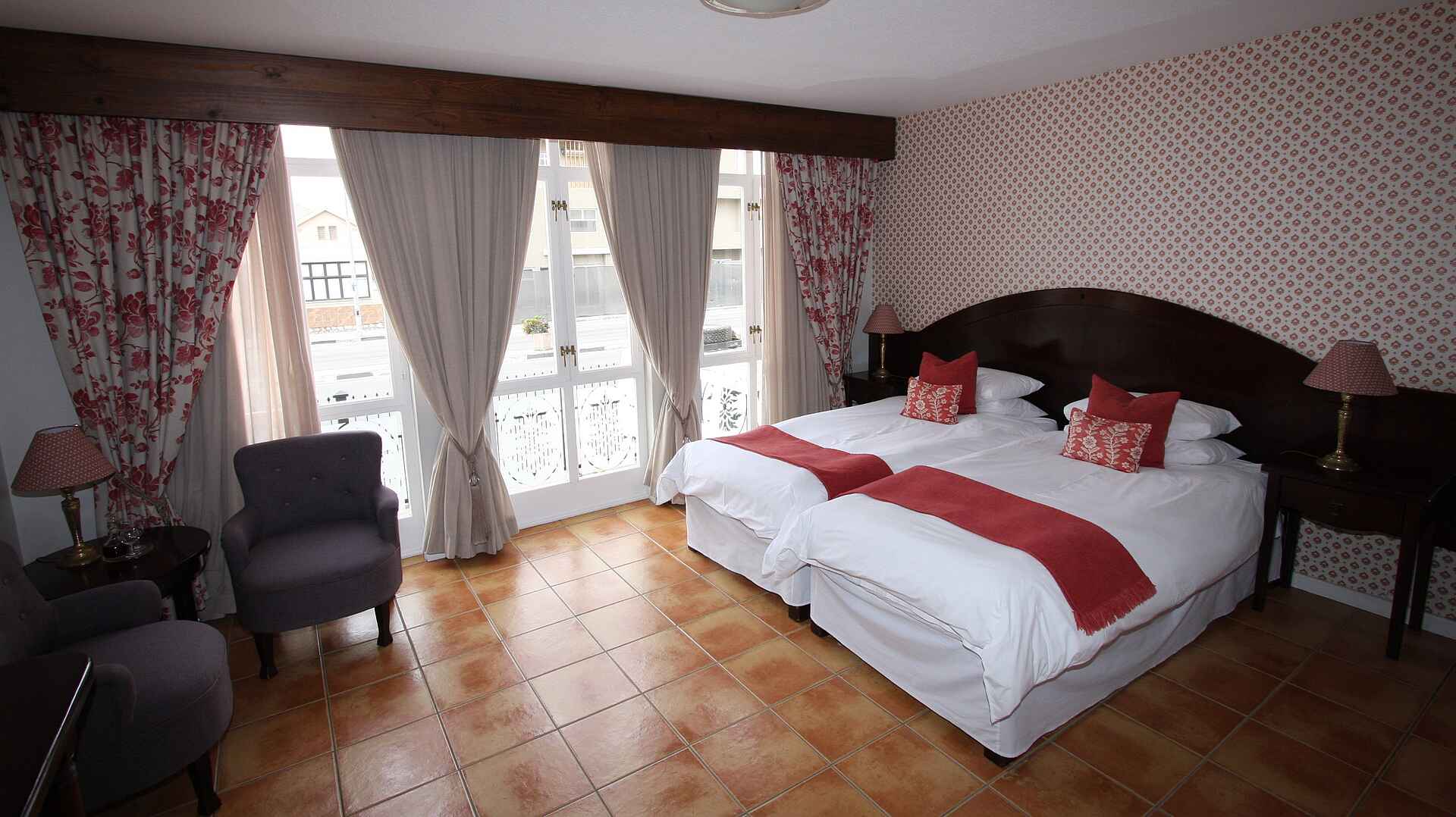 Afrikarma, Afrikarma Safaris, Afrikarma Safaris.Wildnis.Hautnah, Afrikarma.de, Hotel Eberwein, Betten, Lampen, Sessel, Tisch, Vorhang