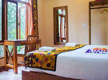 Ichumbi Gorilla Lodge: Bett und Regal