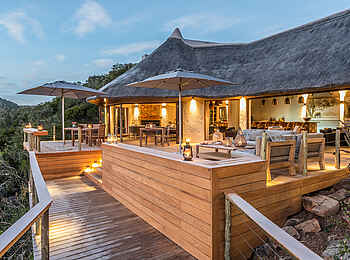 Inzolo Exclusive Game Lodge: Hauptlodge im Abendlicht