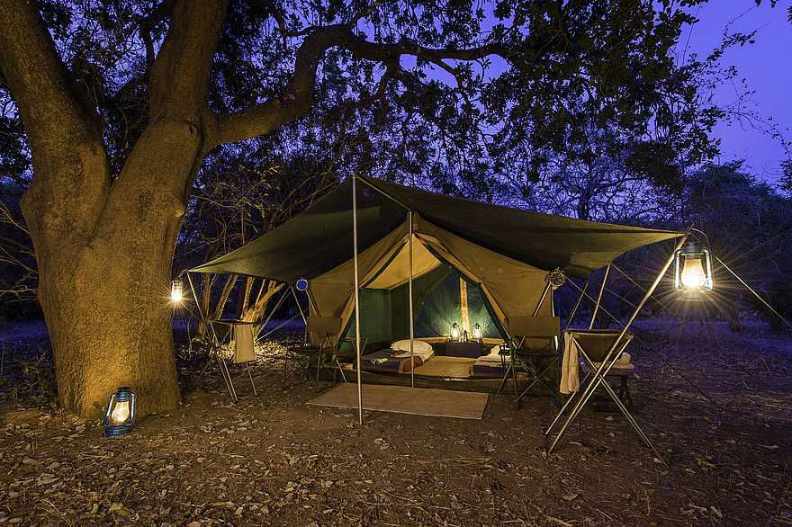 Luangwa Bush Camping: Zelt bei Nacht Luangwa Bush Camping: Zelt bei Nacht