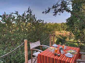 Naibor Camp: Frühstück mit Ausblick Naibor Camp: Frühstück mit Ausblick