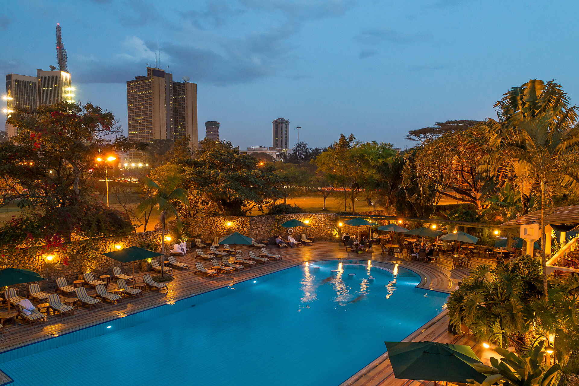 Nairobi Serena Hotel: Pool in der Abenddämmerung