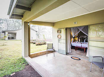 Robins Camp: Terrasse mit Blick ins Schlafzimmer Robins Camp: Terrasse mit Blick ins Schlafzimmer