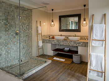 Simbavati River Lodge: Blick ins Badezimmer