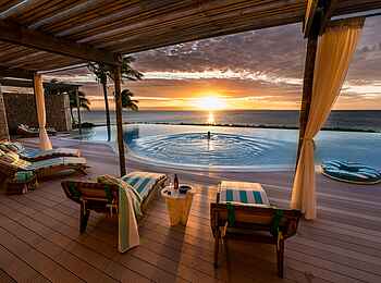 Time + Tide Miavana: Liegestühle am Infinity Pool