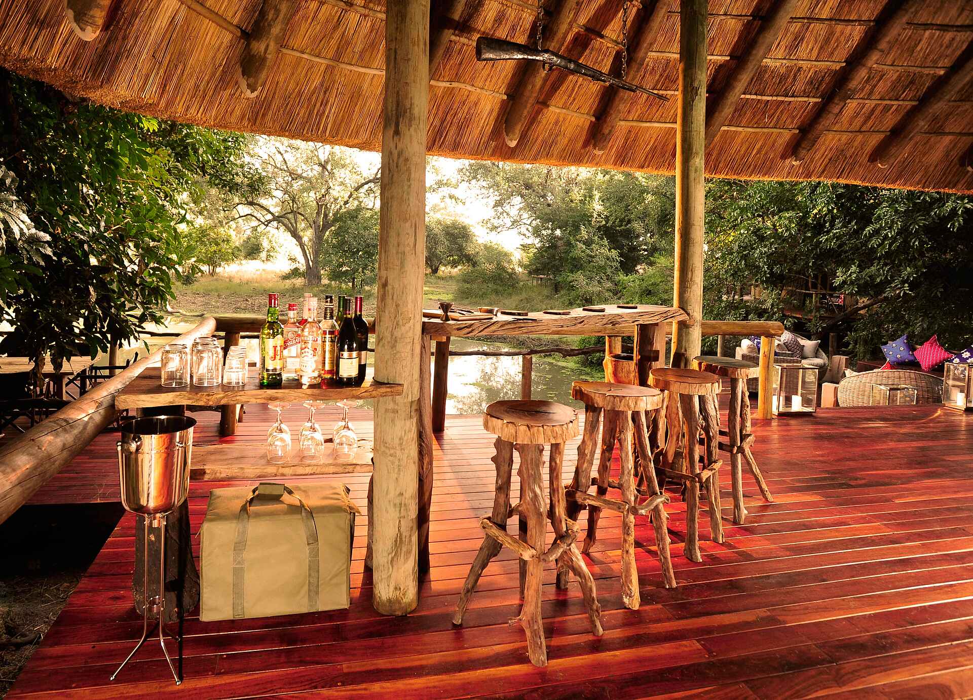 Bilimungwe Bushcamp: Bar im Hauptgebäude Bilimungwe Bushcamp: Bar im Hauptgebäude