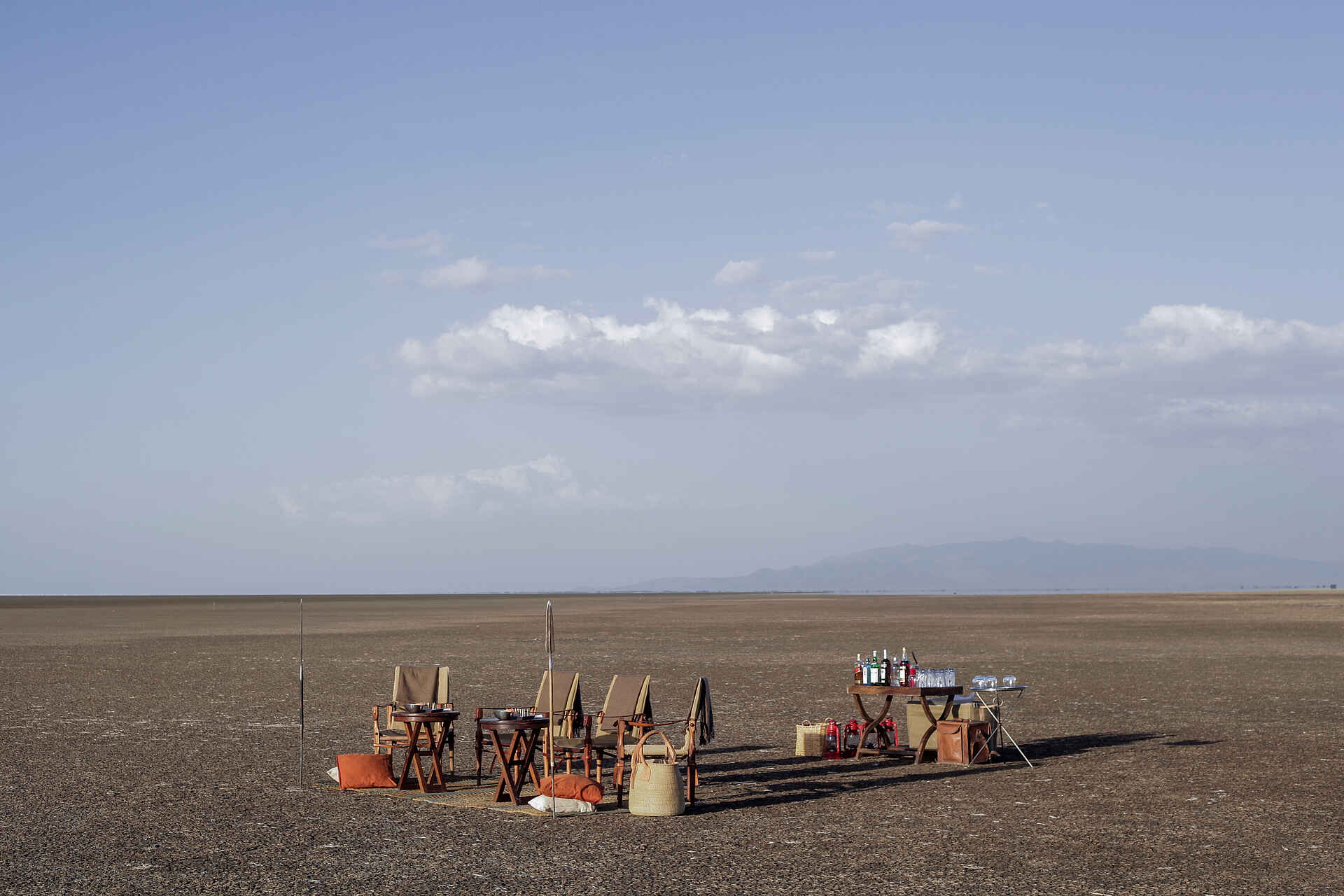 Chem Chem Lodge: Vorbereitung auf den Sundowner 5 sterne, afrikarma, arusha airport, auszeichnung, award, ballonsafari, bilder, buchen, buchung, chem chem, chem chem amani spa, chem chem lodge, chem chem reservat, chem chem reserve, elefant, fabia bausch, flamingo, gallerie, game drives, geführte Buschwanderungen, heißluftballon, helikopter, information, informieren, kilimanjaro international airport, kuro airstrip, lake manyara, lake manyara airstrip, leopard, lifewildlife, little chem chem, löwe, luxuriös, luxus, manyara, manyara-see, massage, nachhaltigkeit, nicolas negre, ostufer, pirschfahrten, private concession, private konzession, private reserve, privatreservat, reise, reisen, reiseveranstalter, safari, shop, slow safari, souvenirshop, spa, tansania, tanzania, tarangire, tarangire national park, tarangire nationalpark, urlaub, vollpension, www.afrikarma.de, yoga, abend, aktivitäten, busch, drinks, landschaft, sonnenuntergang, sundowner