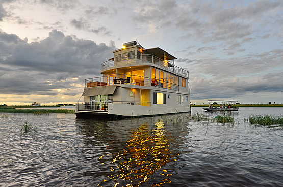 Chobe Princess Außenansicht am Abend Chobe Princess Außenansicht am Abend