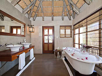 Divava Okavango Lodge and Spa: Helles Badezimmer Divava Okavango Lodge and Spa: Helles Badezimmer