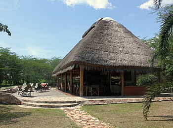 Enjojo Lodge: Hauptgebäude und Terrasse