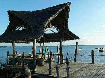 Fundu Lagoon: Überdachte Anlegestelle Fundu Lagoon: Überdachte Anlegestelle