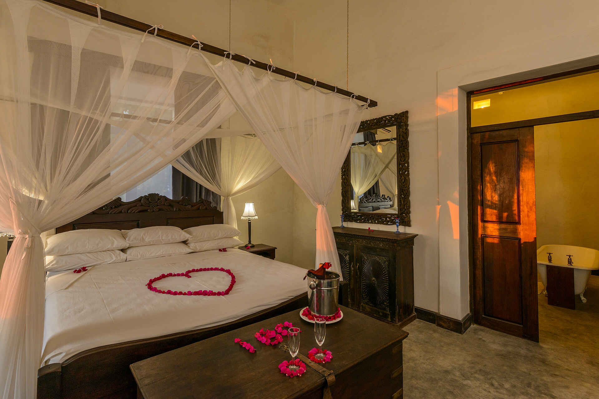 doppelbett, honeymoon, ibo island lodge, ilha do ibo, mosambik, schlafbereich, zimmer kipira, afrikarma, afrikarma safaris, afrikarma safaris - wildnis. hautnah., afrikarma.de