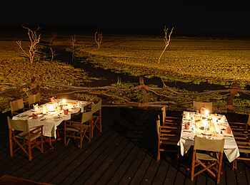 Kafunta River Lodge: Dinnertische im Flutlicht am Wasserloch