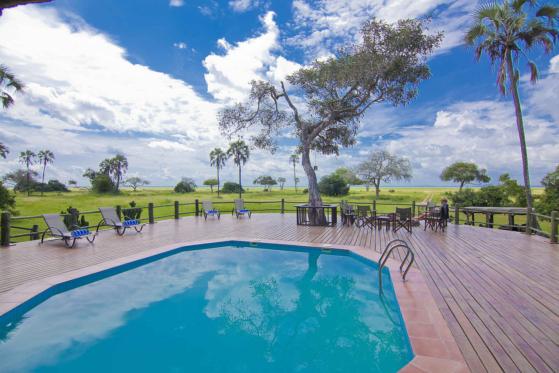 Katavi National Park, Katisunga Ebene, Katuma Bush Lodge, Mbali Mbali Safaris, Pool, Sonnenliegen, Sonnenterrasse, Afrikarma, Afrikarma Safaris, Afrikarma Safaris – Wildnis. Hautnah., afrikarma.de