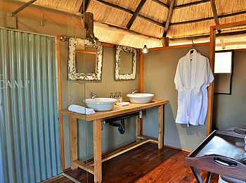 Khulu Bush Camp: Luxury Suite Bad Khulu Bush Camp: Luxury Suite Bad