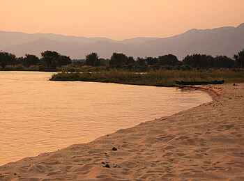 Kiambi Camp: Flusslandschaft Kiambi Camp: Flusslandschaft