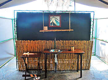 Lake Manze Camp: Waschtisch im Zelt Lake Manze Camp: Waschtisch im Zelt