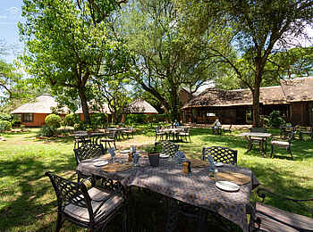 Mohlabetsi Safari Lodge: Lunch im Garten Mohlabetsi Safari Lodge: Lunch im Garten